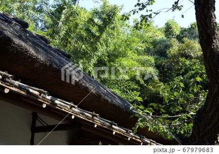藁葺き屋根 67979683