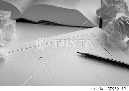原稿用紙と辞書 執筆 著者 原稿用紙と辞書 執筆 著者 67980136