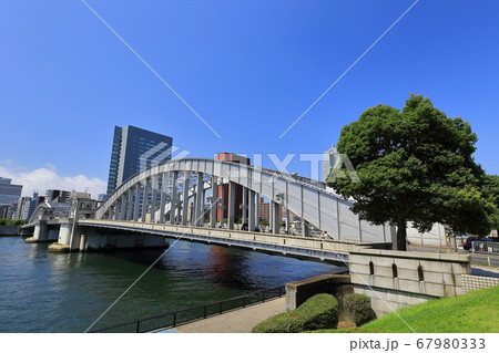 東京　隅田川に掛かる勝どき橋 67980333