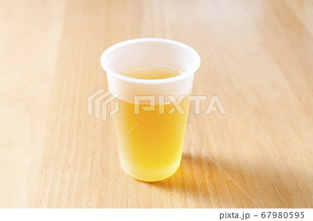 プラスチックコップに入れたお茶 プラスチックコップに入れたお茶 67980595