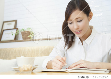 カフェで勉強する女性 67980692