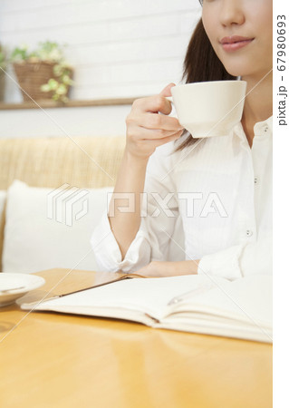 カフェで本を読む女性 67980693