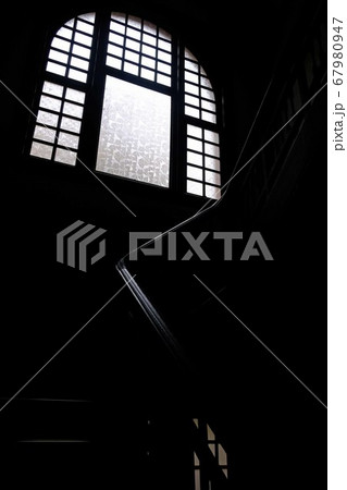 階段と窓 67980947