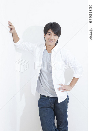 笑顔の男性 笑顔の男性 67981350