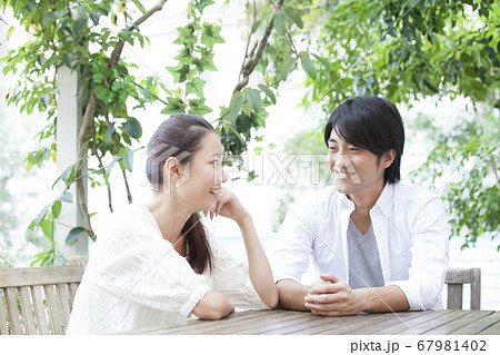 テラスで会話する夫婦 67981402