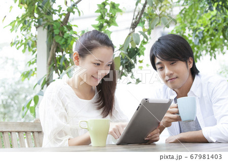 タブレットPCを見るカップル 67981403