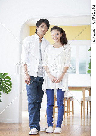 笑顔の新婚夫婦 67981662