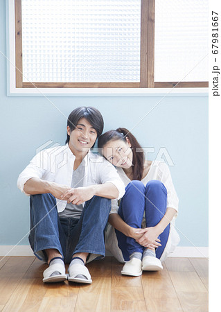 笑顔の新婚夫婦 67981667