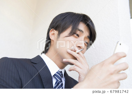 喫煙するビジネスマン 喫煙するビジネスマン 67981742