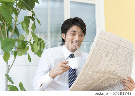 新聞を読むビジネスマン 新聞を読むビジネスマン 67981743