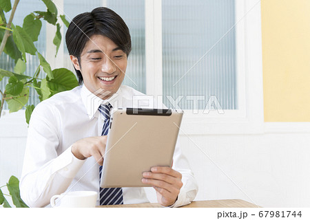 タブレットPCを見るビジネスマン 67981744