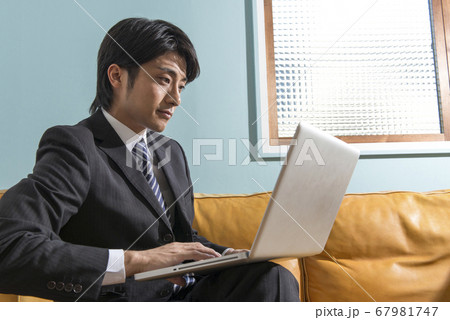 仕事をするビジネスマン 67981747