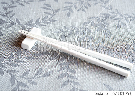 Chopsticks and chopsticks rest on plate mat Chopsticks and chopsticks rest on plate mat 67981953