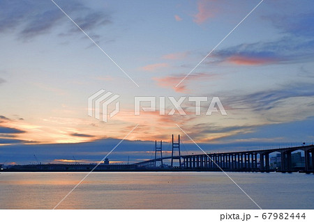 西海の大橋 夜明け 海 67982444