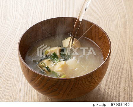 フリーズドライの味噌汁にお湯を注ぐ フリーズドライの味噌汁にお湯を注ぐ 67982446