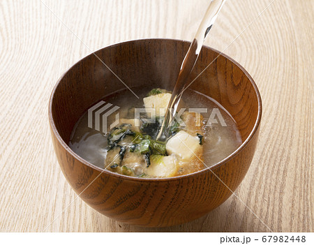 フリーズドライの味噌汁にお湯を注ぐ フリーズドライの味噌汁にお湯を注ぐ 67982448