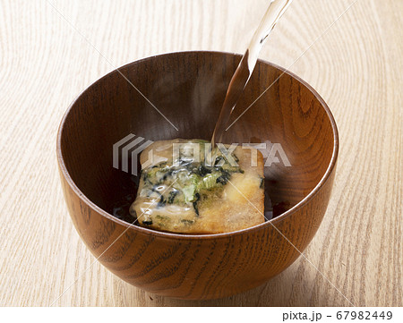 フリーズドライの味噌汁にお湯を注ぐ 67982449