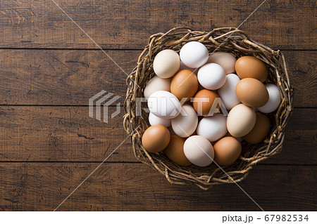 籠に盛ったたまご 67982534
