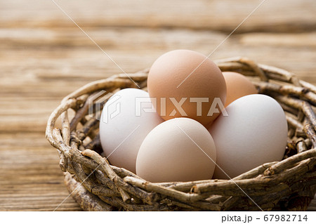 籠に盛ったたまご 籠に盛ったたまご 67982714