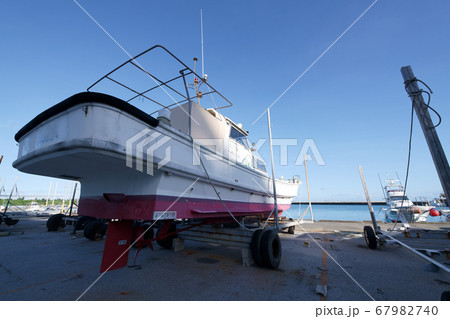 早朝の宮古島平良港 67982740