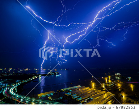【雷】海上に落ちる雷 【雷】海上に落ちる雷 67982853