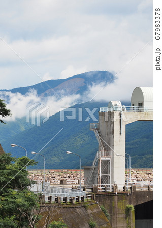 梅雨の晴れ間の御母衣ダムと帰雲山 梅雨の晴れ間の御母衣ダムと帰雲山 67983378