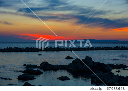 笹川流れから見た粟島と夕焼け 笹川流れから見た粟島と夕焼け 67983648