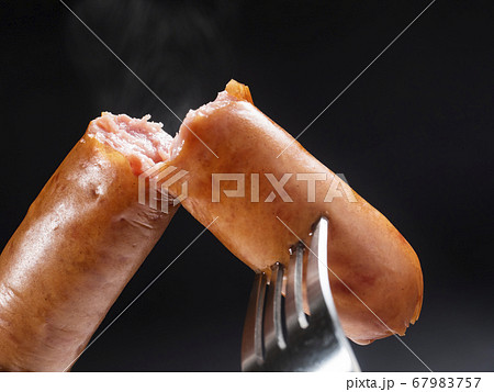 パリッと割れるソーセージの断面 パリッと割れるソーセージの断面 67983757