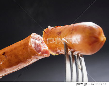 パリッと割れるソーセージの断面 67983763