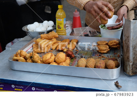 インドの屋台料理の揚げ物 67983923