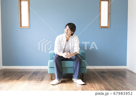 ソファに座る男性 67983952