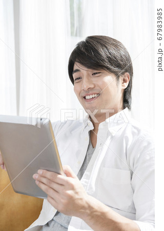 タブレットPCを見る男性 67983985