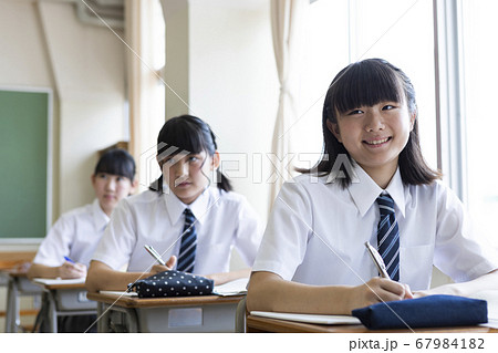 中学生の授業風景 67984182