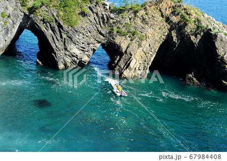 碁石海岸の景観　穴通磯の小型遊覧船 67984408