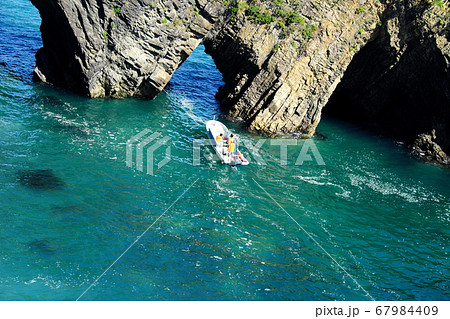 碁石海岸の景観　穴通磯の小型遊覧船 67984409