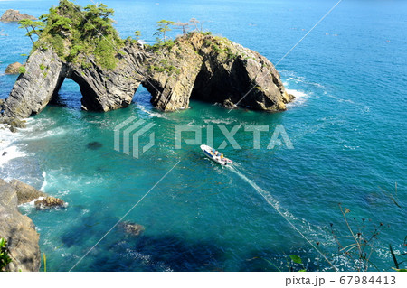 碁石海岸の景観 穴通磯の小型遊覧船 碁石海岸の景観 穴通磯の小型遊覧船 67984413