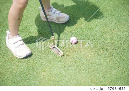 パターゴルフを楽しむ女の子 67984655
