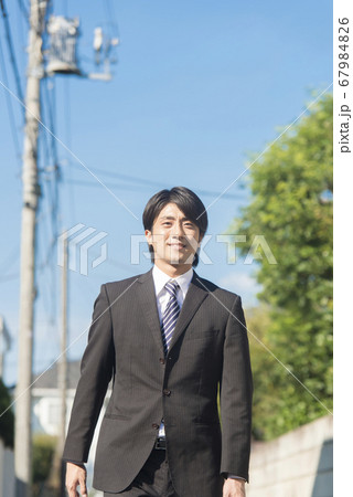 街中を歩くビジネスマン 街中を歩くビジネスマン 67984826