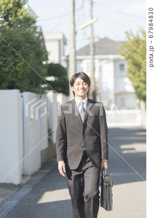 街中を歩くビジネスマン 67984830