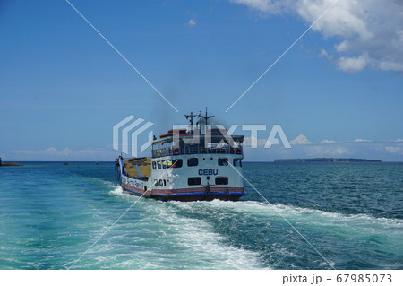 バンタヤン島のサンタフェ港からフェリーに乗ってセブ北部のハグナヤ港まで移動中の景色 67985073