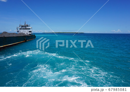 バンタヤン島のサンタフェ港からフェリーに乗ってセブ北部のハグナヤ港まで移動中の景色 67985081