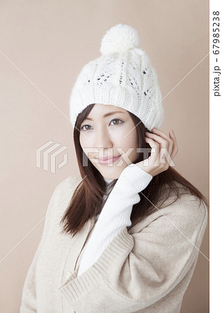 ニット帽の女性 ニット帽の女性 67985238