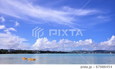 グアムの青空と海とビーチ 67986454