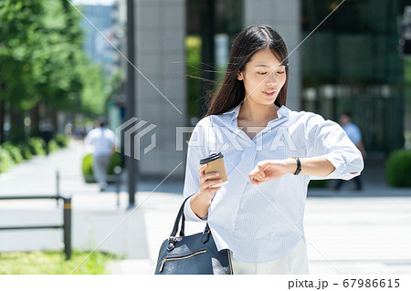 通勤するビジネスウーマン 67986615
