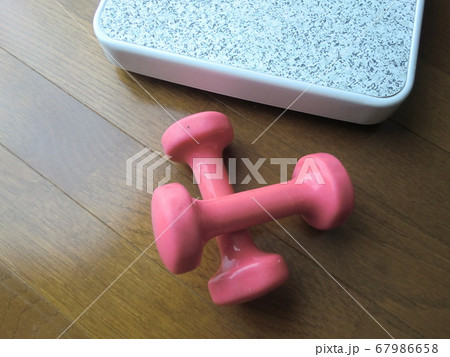 ピンクのダンベルとアナログの体重計 ピンクのダンベルとアナログの体重計 67986658