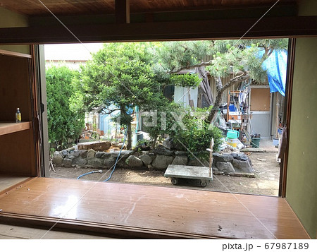 解体工事　窓を取り外して室内から見た庭 67987189