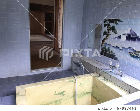 富士山が描かれている風呂場 67987461