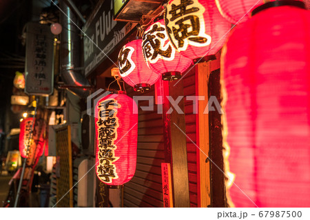 《大阪府》ミナミの飲み屋街 67987500