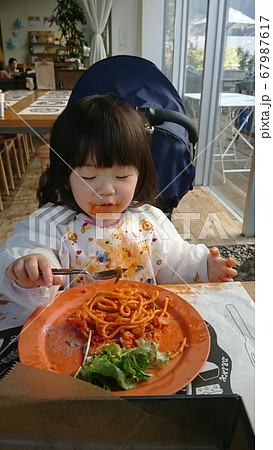 汚しながら楽しそうに食べるこども 67987617