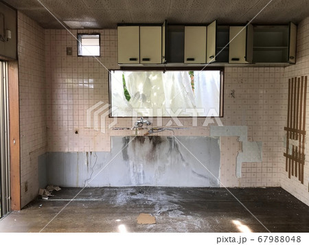 解体される家屋の室内 67988048